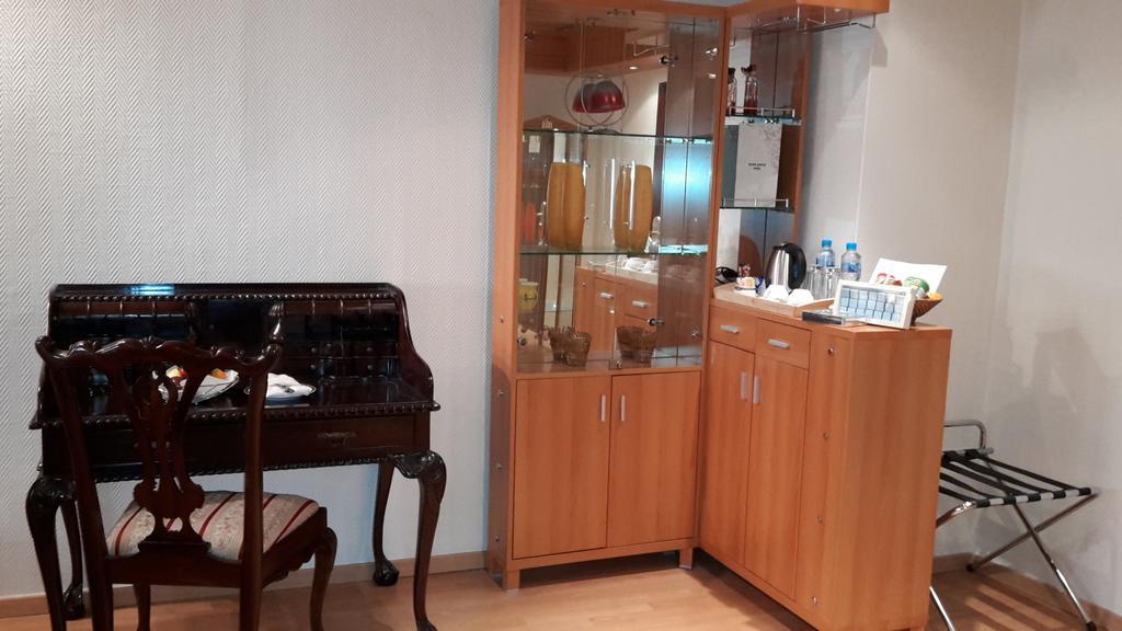 New Park Hotel Kuwait City Room photo