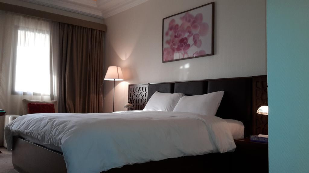 New Park Hotel Kuwait City Room photo